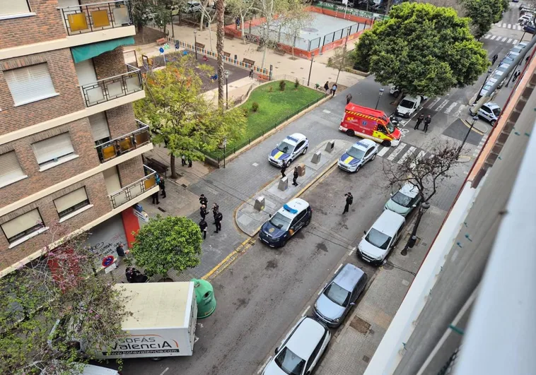 Un hombre cae de una tercera planta en Valencia huyendo de la Policía tras discutir con su pareja